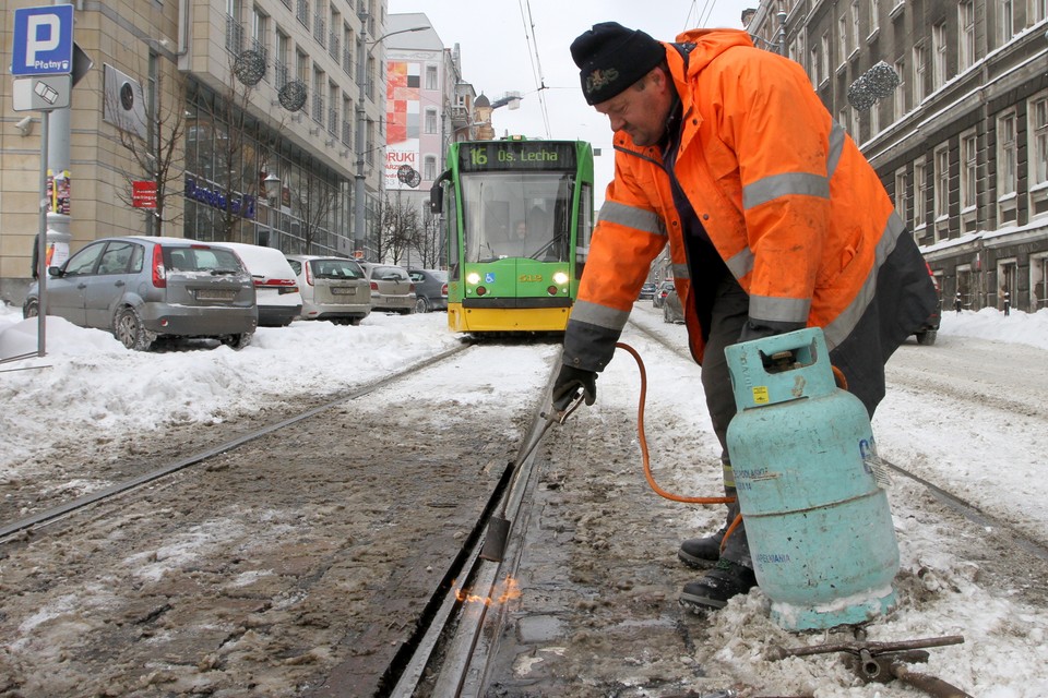 POZNAŃ ZIMA ODMRAŻANIE ZWROTNICY TRAMWAJOWEJ