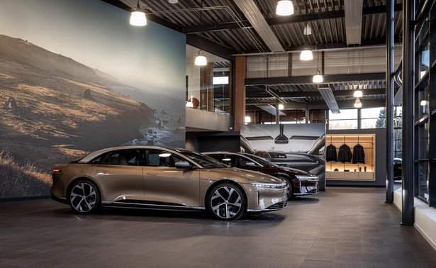 Lucid Air to samochód, który może zmienić oblicze elektryków w Europie. Zapewnia oszałamiające osiągi i zasięg. Jego jedyną wadą może być cena - ponad 1 mln zł.