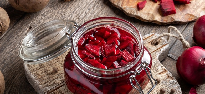 Botwinka do słoików na zimę. Genialny patent na obiad w 5 minut