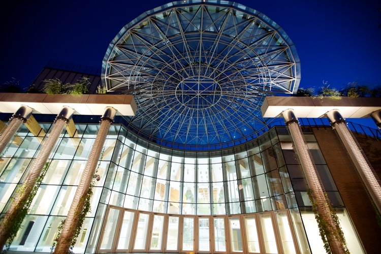 Opera i Filharmonia Podlaska jest obecnie największą instytucją artystyczną na terenie północno-wschodniej Polski i najnowocześniejszym centrum życia kulturalnego w tej części Europy. Swoją siedzibę mają tu: Orkiestra Opery i Filharmonii Podlaskiej, Chór Opery i Filharmonii Podlaskiej, Chór Dziecięcy Opery i Filharmonii Podlaskiej oraz zespoły kameralne: Big Band Opery i Filharmonii Podlaskiej, Kwartet im. Aleksandra Tansmana, Zespół Muzyki Dawnej CONSORT 415 oraz Quintet Dęty Blaszany Op!era Brass. W jej bogatym i różnorodnym repertuarze znajdują się spektakle operowe, muzyczne, teatralne, a ponadto koncerty symfoniczne i – w ramach sceny impresaryjnej – koncerty muzyki jazzowej, rockowej czy alternatywnej (patrz: Program).
<br><br>
(fot. Wojciech Oksztol/MKiDN)