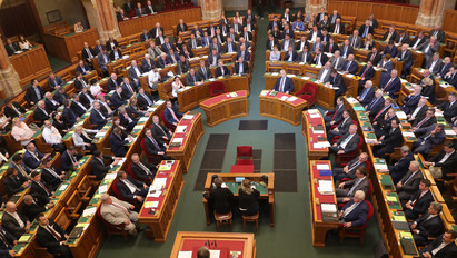 Megszavazták az adócsomagot: döntött a parlament a cafeteriáról és lakásáfáról