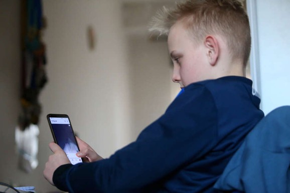 CEO Jutjuba ograničio upotrebu društvenih mreža svojoj deci: Drugi tehnološki šefovi čine isto, Gejts im nije dao telefon do 14. godine