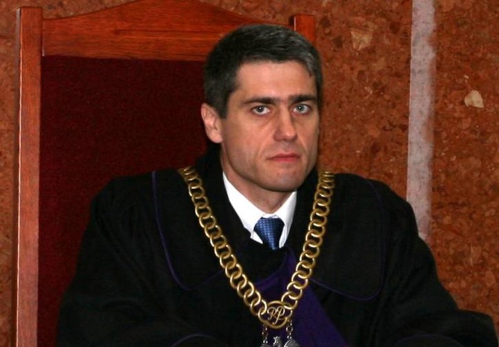 <strong>13. Paweł Hempel, sędzia Sądu Rejonowego w Białymstoku, pierwszy raz w rankingu</strong>
<br></br>
Czasem decyzja jednego człowieka może wpłynąć na sytuację milionów osób. Tak było w przypadku pytania prejudycjalnego, które sędzia Paweł Hempel skierował do Trybunału Sprawiedliwości UE. Na jego podstawie w marcu ubiegłego roku TSUE uznał, że polskie przepisy dyskryminują zatrudnionych na czas określony. Przesądziło to o konieczności nowelizacji kodeksu pracy, która ogranicza możliwość terminowego zatrudnienia i poprawi warunki, na jakich świadczy obowiązki 3,6 mln Polaków pracujących na czas określony. Coś, co nie udawało się przez kilkanaście lat związkowym centralom i przed czym bronili się wszelkimi sposobami pracodawcy, w praktyce załatwiła decyzja jednego dociekliwego sędziego.
<br></br>
Pawła Hempela trzeba docenić nie tylko za dociekliwość, ale także za odwagę - nie uległ bowiem atmosferze polowania na czarownice i oddalił wniosek prokuratury o zdelegalizowania Stowarzyszenie Kibiców Jagiellonii Białystok „Dzieci Białegostoku” podkreślając, że prawo do zrzeszania się to jedna z fundamentalnych wartości i wolności w demokratycznym państwie prawa.
<br></br>
ŁG
<br></br>