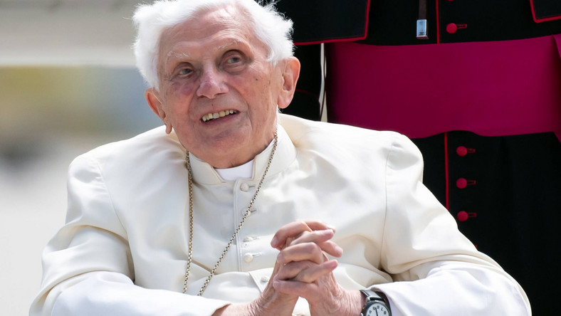Emerytowany papież Benedykt XVI kończy w sobotę 95 lat. Od czasu swej historycznej rezygnacji w 2013 roku mieszka w domu w Ogrodach Watykańskich. Od dawna nie pokazuje się publicznie. Czasem jego zdjęcia publikują osoby, które się z nim spotykają. W środę odwiedził go papież Franciszek i złożył mu urodzinowe życzenia.