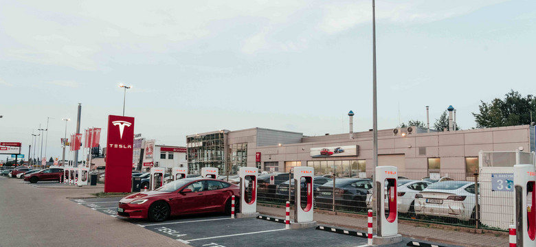Tesla inwestuje w Polsce. Rusza największy supercharger