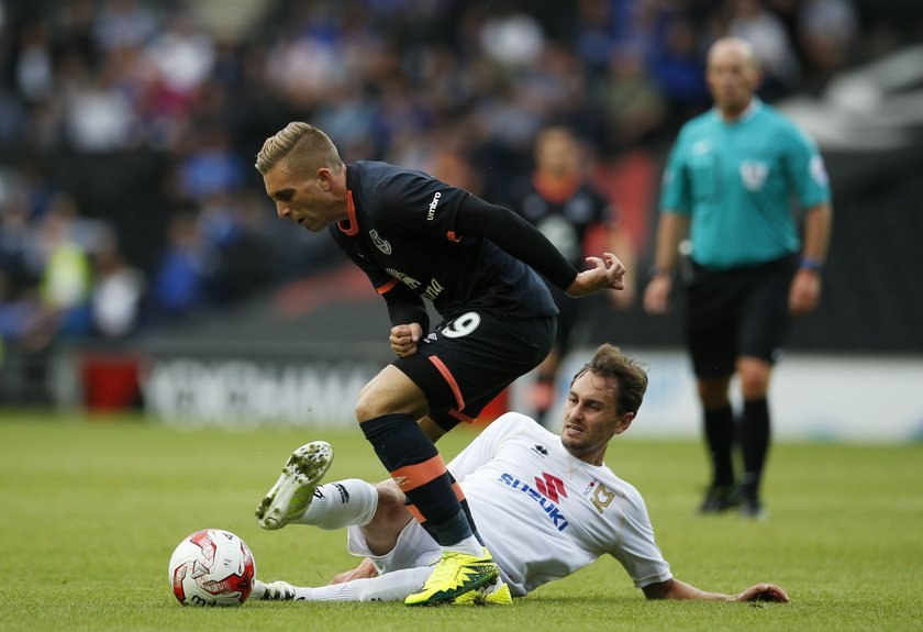 Trener MK Dons Karl Robinson stwierdził, że jego piłkarze muszą oszukiwać