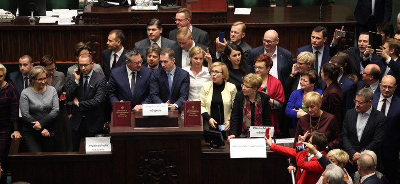 "SE": PiS nie odda władzy. SONDAŻ