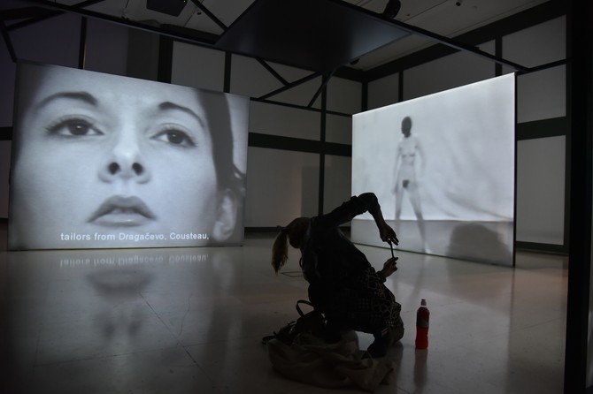IzložbuMarina Abramović svet prati