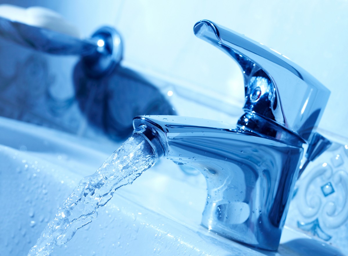 Badania jakości wody objętej nadzorem inspektorów sanitarnych wykazały corocznie, w latach 2013–2015, od 113 do 175 przypadków przekroczenia dopuszczalnych parametrów jakości