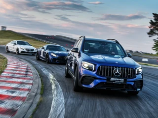 Zajęciach dla kierowców organizuje AMG Driving Academy. Ich celem jest  doskonalenie techniki jazdy