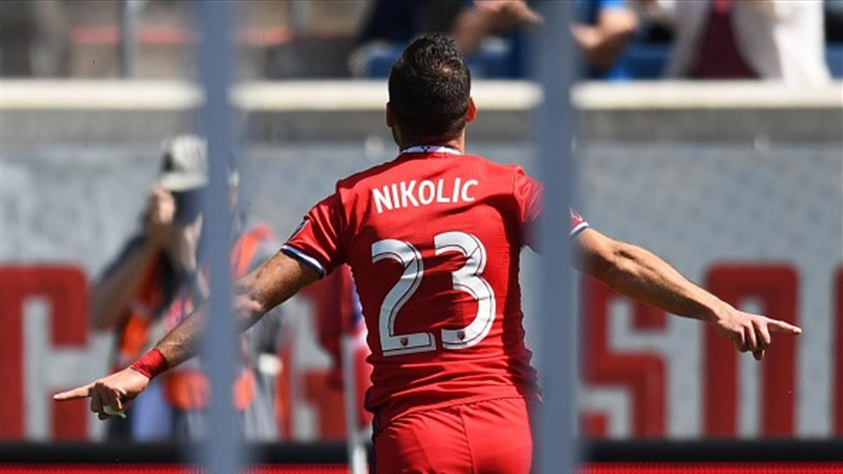 Nemanja Nikolić nie potrzebował zbyt wiele czasu na aklimatyzację w MLS. W środę Węgier w drugim kolejnym meczu Chicago Fire strzelił dwa gole, a jego zespół pokonał u siebie 3:0 Colorado Rapids. W 11 meczach za oceanem były napastnik Legii Warszawa zanotował już 10 trafień i jest samodzielnym liderem klasyfikacji strzelców. Drugi w tym zestawieniu Erick Torres z Houston ma na swoim koncie 8 goli.