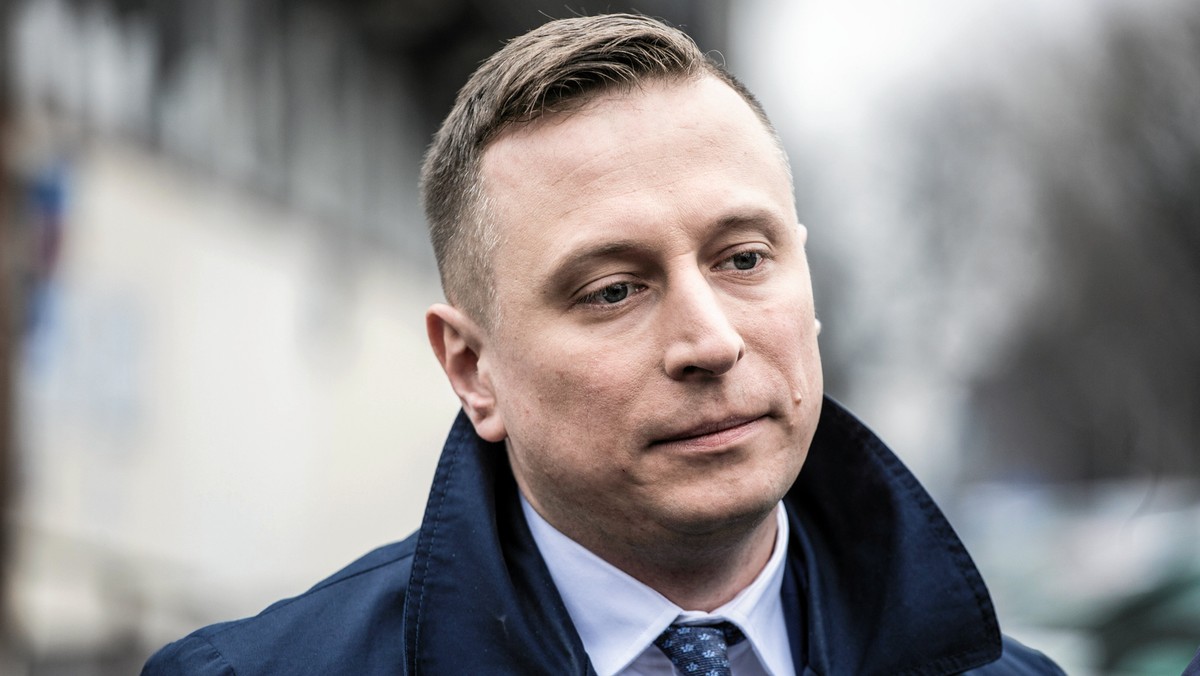 Krzysztof Brejza złożył do prokuratury zawiadomienie o podejrzeniu popełnienia przestępstwa przez Mateusza Morawieckiego. Chodzi o nieudzielenie odpowiedzi na interpelacje poselską w sprawie nagród przyznanych ministrom w rządzie PiS w 2016 roku.