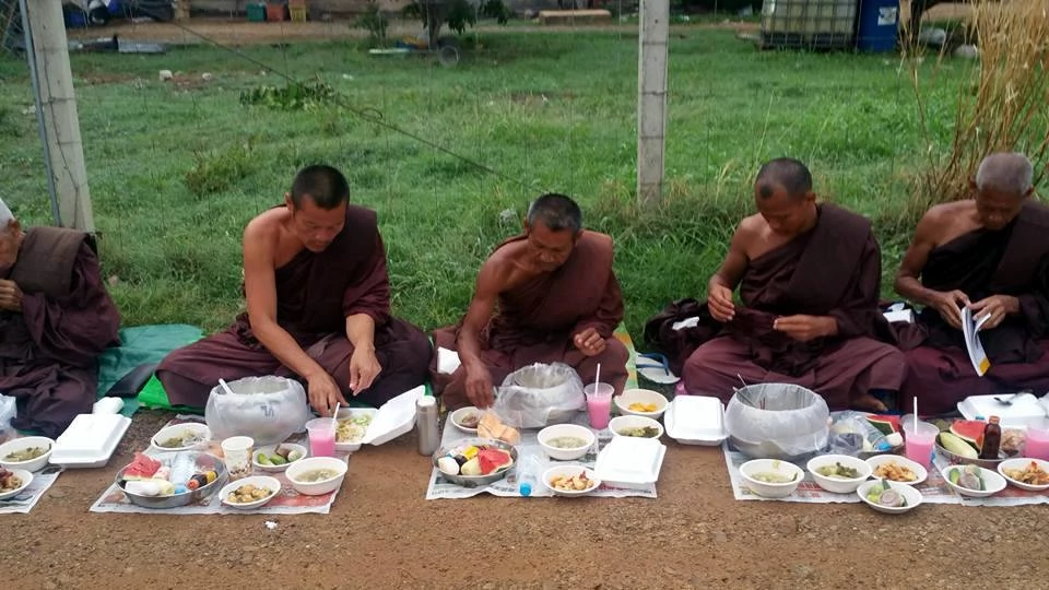 Mnisi buddyjscy podczas posiłku