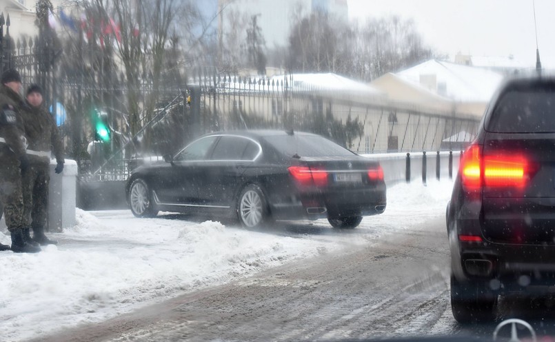 Kolumna aut z Antonim Macierewiczem wjeżdża za bramy ministerstwa