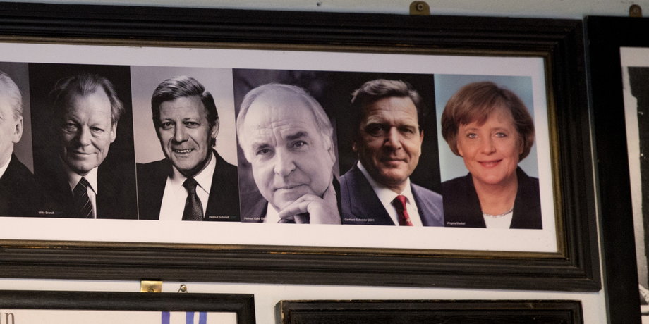 Zdjęcia niemieckich kanclerzy w restauracji Staendige Vertretung. Zdjęcia Gerharda Schroedera można było zobaczyć także w menu obok kiełbasek curry, których fanem jest były kanclerz. 