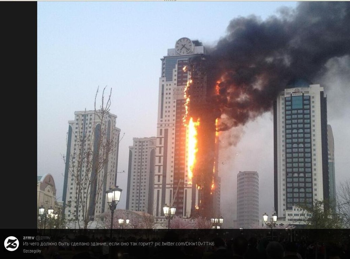 Płonący wieżowiec w Groznym, screen z profilu @zrmv