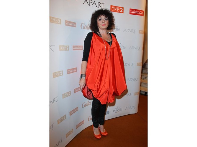 Katarzyna Grochola nie po raz pierwszy zaliczyła modową wpadkę. Na rozdaniu Róż Gali pojawiła się w workowatej kreacji