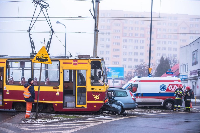 Zderzenie tramwaju z samochodem w Łodzi na Rondzie Insurekcji Broniewskiego przy Kilińskiego. Ranni kierowca i motorniczy