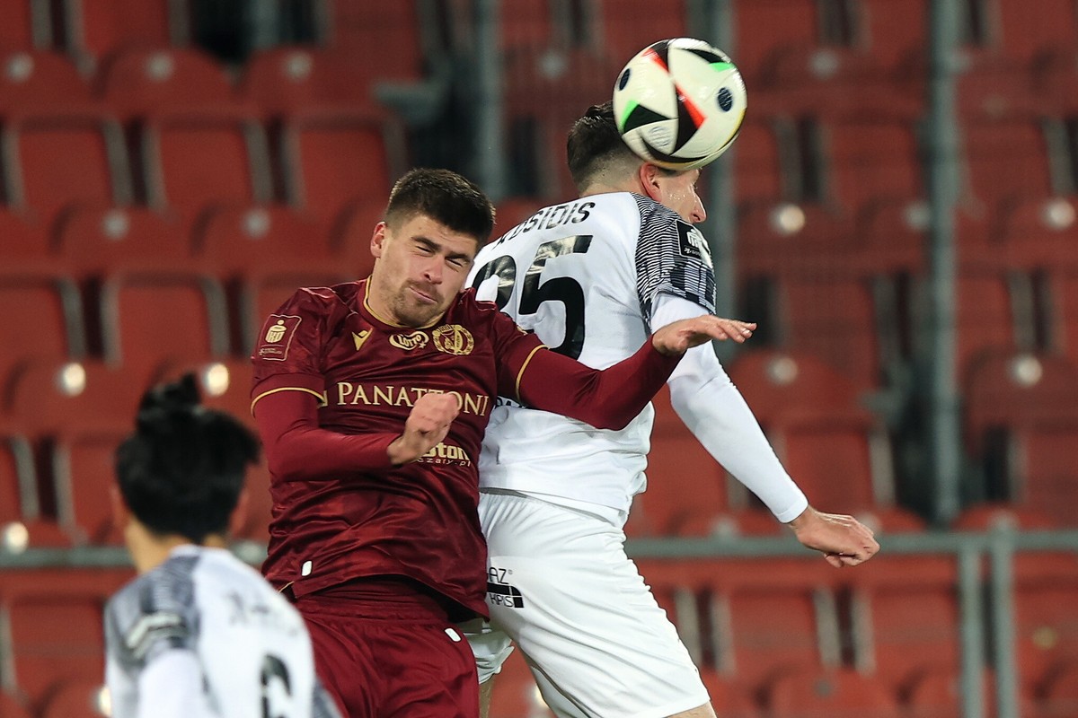 Zawodnik Puszczy Niepołomice Michalis Kosidis (P) i Samuel Kozlovsky (L) z Widzewa Łódź podczas meczu 16. kolejki piłkarskiej Ekstraklasy