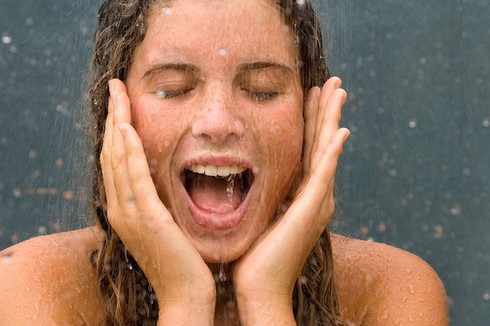 Duschen scheint kinderleicht zu sein. Dennoch können dabei Fehler gemacht werden, die Haut und Haar beeinträchtigen können.