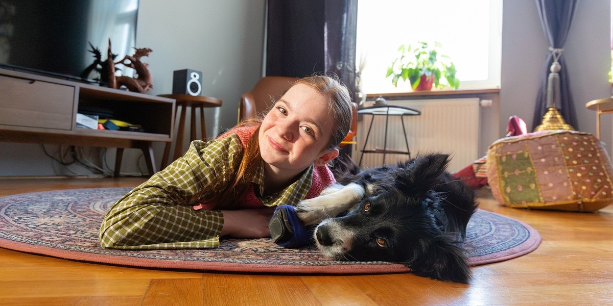 Aleksandra Zagrodzka i Sprytek w filmie "Psoty"