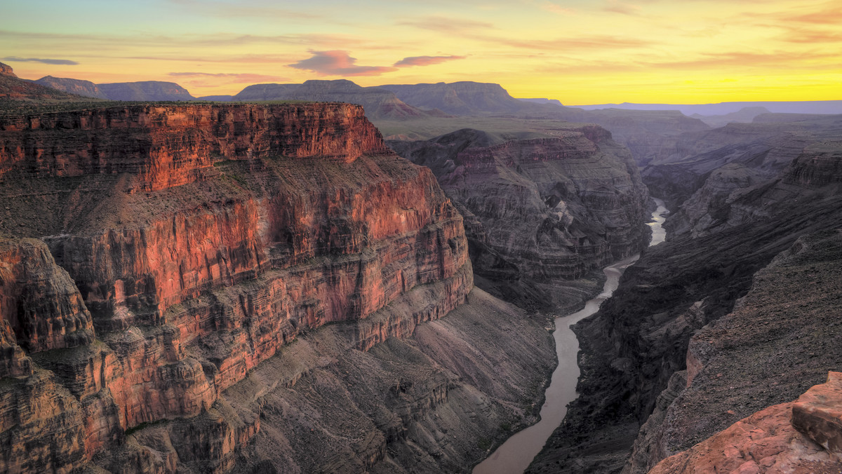 Wielkiemu Kanionowi Kolorado zagrażają planowane inwestycje - twierdzi amerykańska Służba Parków Narodowych (US National Parks Service). Deweloperzy planują budowę kompleksu handlowo-rozrywkowego z kolejką linową prowadzącą na dno kanionu oraz nowe osiedle mieszkaniowe w Tusayan.