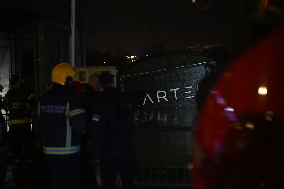 Spasilačka ekipa evakuiše ljude sa splava 