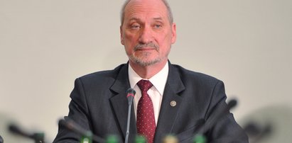 Macierewicz uciekł ze Smoleńska! Stchórzył?