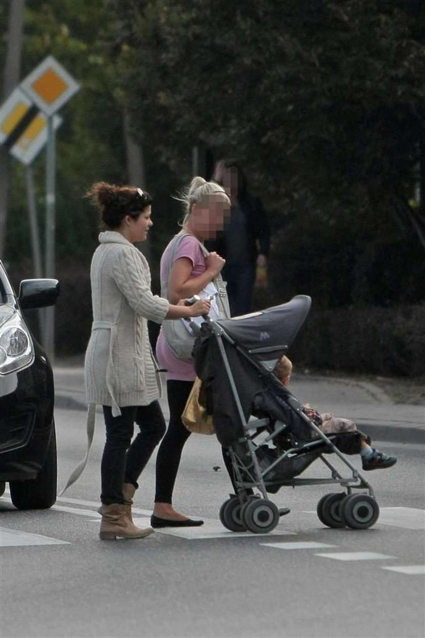 Kasia Cichopek jak zwykła mama. Bez makijażu na spacerze