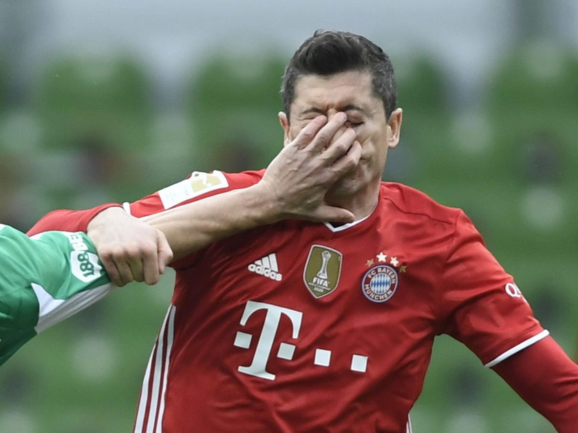 Robert Lewandowski w meczu z Werderem przeżył chwilę grozy