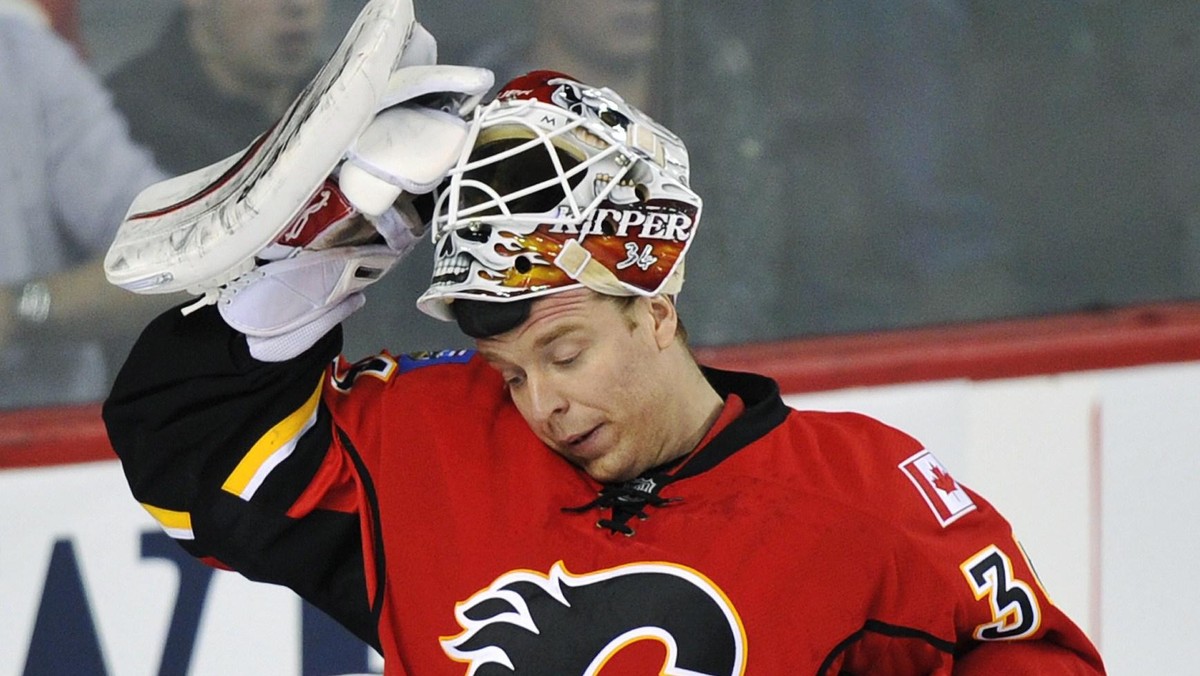 W zorganizowanym na otwartym stadionie meczu o nazwie Heritage Classic, Calgary Flames pokonali 4:0 Montreal Canadiens. Pierwszym bramkarzem, któremu udało się zachować czyste konto w tego typu widowisku został Miikka Kiprusoff.