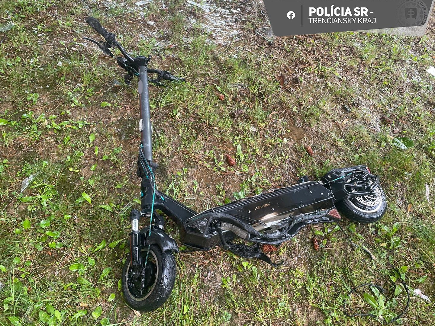Následky výbuchu kolobežky v byte v Trenčíne likvidovalo deväť hasičov.