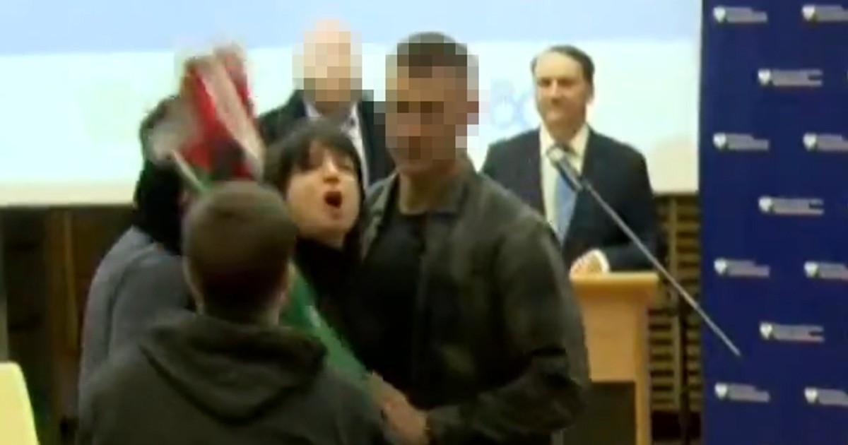 Zakłócono spotkanie z Sikorskim. "Proszę zostawić tę panią"