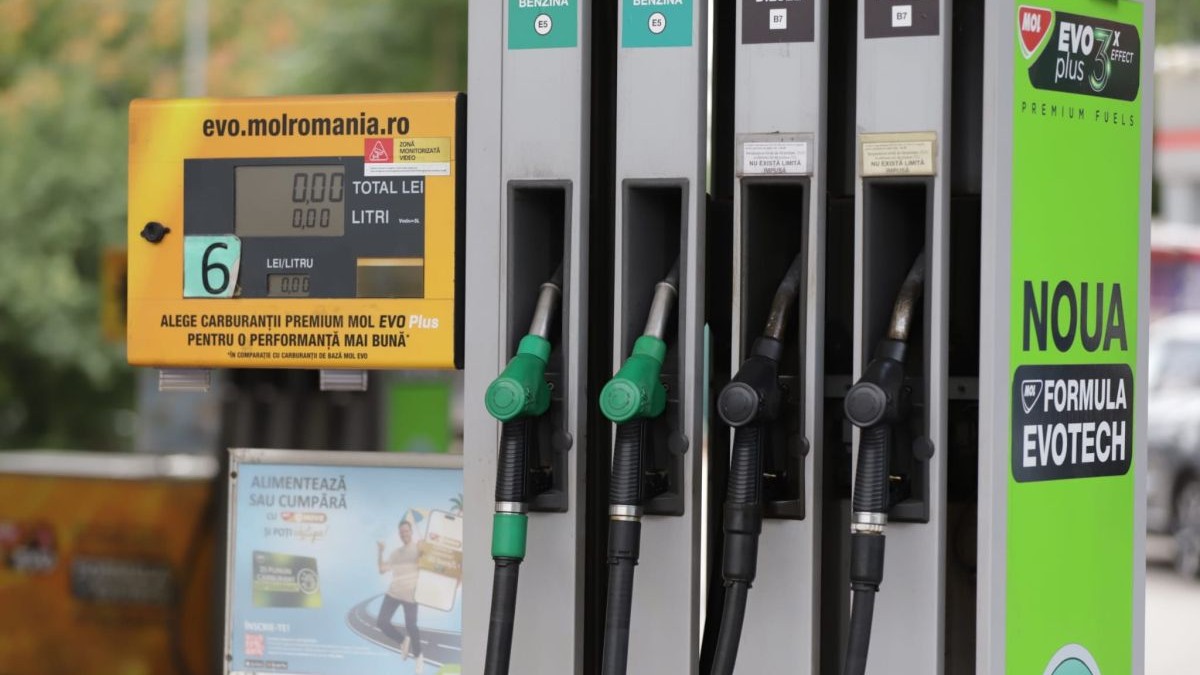 Măsurile de plafonare a prețurilor la carburanți și reducerea accizei la motorină ar putea fi prelungite cu trei luni