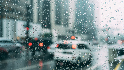 Útinform: most aztán különösen vigyázzon, ha autóba ül – Eső és köd nehezíti a közlekedést