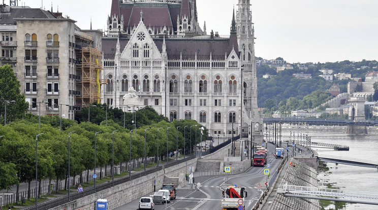 Lezárták a budai alsó rakpartot a Batthyány tér és a Lánchíd között / Fotó: MTI/Máthé Zoltán