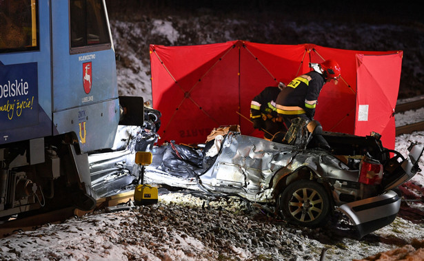 Tragiczny wypadek na przejeździe kolejowym. Auto wjechało pod pociąg