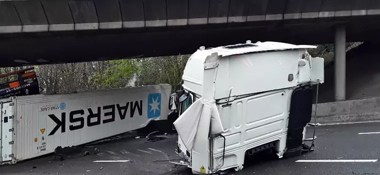 Kierowca ciężarówki stracił panowanie nad pojazdem. Z samochodu aż wypadł silnik [ZDJĘCIA]