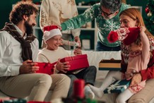 Ile kosztują świąteczne prezenty Polaków? Są wyniki nowego badania