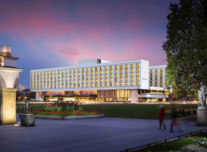 <strong>Hotelowe piosenki do zanucenia w windzie</strong>
<br></br>
Hotele, poza filmami i książkami, są też głównymi bohaterami piosenek. W repertuarze polskiego zespołu Kombi znajduje się utwór „Hotel Twoich Snów”, pada nazwa hotelu Sofitel Victoria w Warszawie – najbardziej luksusowego hotelu, w którym nagrywano wiele kultowych, polskich filmów i seriali. Podobnie zespół Eagles nagrał piosenkę dotyczącą hotelu. Utwór „Hotel California” zdobył nawet Nagrodę Grammy w kategorii Najlepszego Nagranie 1978 roku. Nie sposób również pominąć piosenki Elvisa Presleya o najsmutniejszym hotelu złamanych serc – na szczęście nie istnieje on naprawdę.
<br></br>
Źródło: www.accorhotels.com/pl