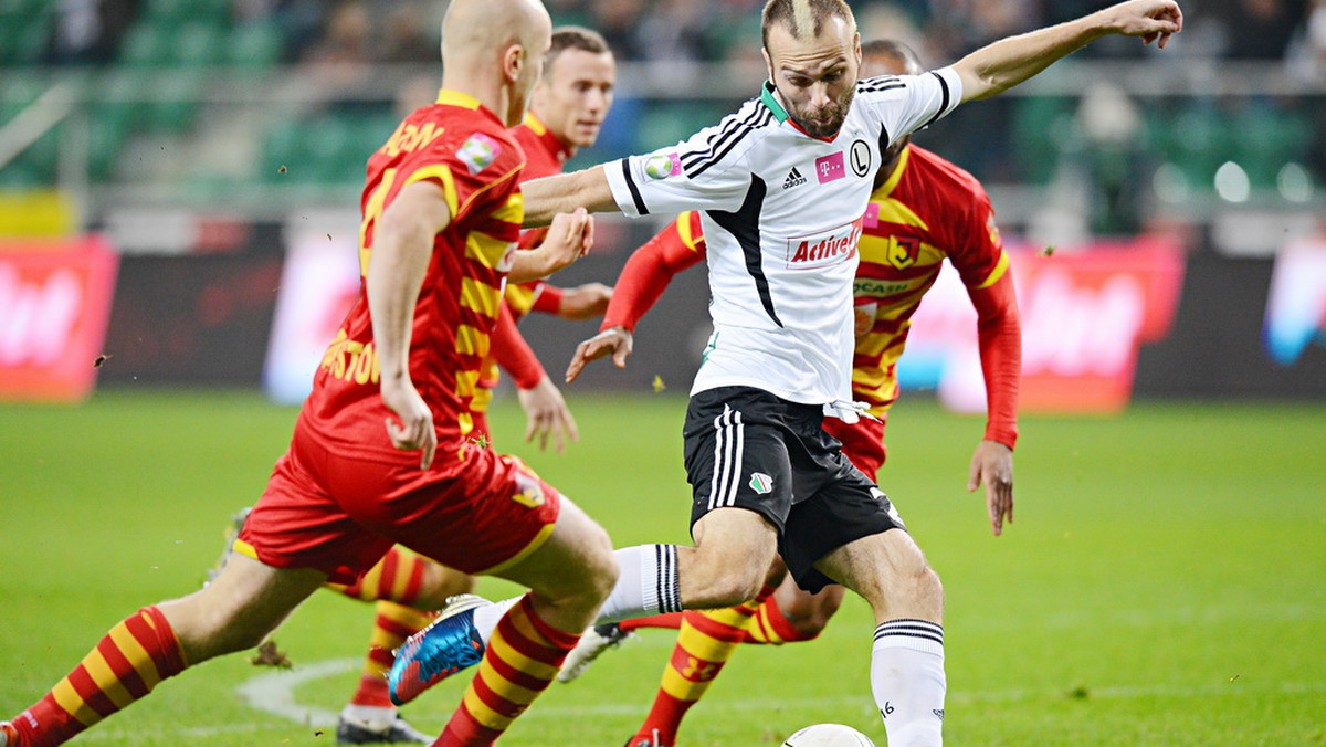 Legia Warszawa w sobotę przegrała pierwszy mecz w sezonie. Dobrą passę warszawian przełamała Jagiellonia Białystok, która na stadionie przy ulicy Łazienkowskiej wygrała 2:1. Zwycięskiego gola strzelił Tomasz Frankowski. Doświadczony snajper wykorzystał nieporozumienie obrońców Legii z bramkarzem.