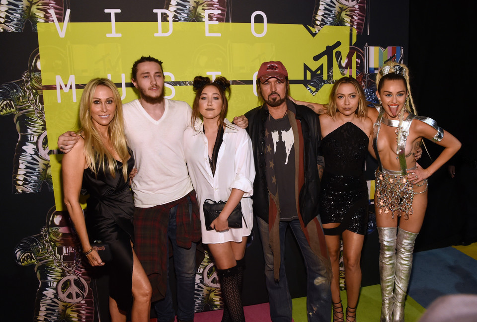 Miley Cyrus i jej siostry - Noah Cyrus (trzecia od lewej) Oraz Brandi Glenn Cyrus (druga od prawej)