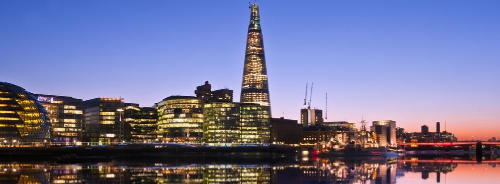 <b> 6. Gordon Ramsay (Londyn) </b>
<br></br> 
Gordon Ramsay to brytyjska gwiazda Hell’s Kitchen, restaurator i telewizyjna osobowość kulinarna. Jego ekskluzywna restauracja w Londynie od 2001 roku nie schodzi poniżej najwyższej noty w przewodniku Michelin. Danie obiadowe za 355 dolarów nie jest najdroższą pozycją w menu Gordona Ramsaya - na koneserów szlachetnego wina czeka tu bowiem 114-letnia butelka Chateau Margaux 1er cru classé za 18,8 tys. dolarów.