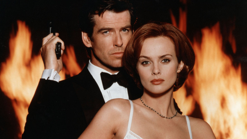 Izabella Scorupco i Pierce Brosnan w filmie "GoldenEye"