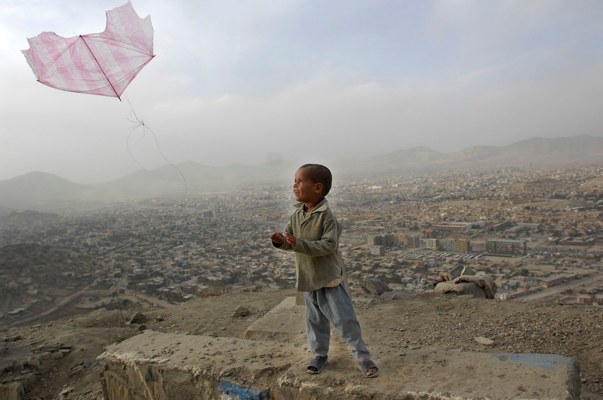 05.10.2007 Kabul Afganistan Maly chlopiec puszcza latawca zrobionego z foliowej torby na wzgorzu gorujacym nad Kabulem . Na zboczach Television Hill w glinianych chatach mieszka biedota fot. Pawel Ulatowski