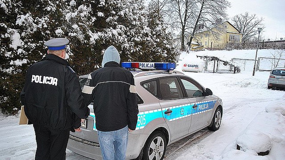 Błyskawiczna reakcja policjantów pozwoliła ustalić i zatrzymać sprawcę napadu rabunkowego z nożem w ręku, do którego doszło w sklepie spożywczym w Horyńcu-Zdroju.