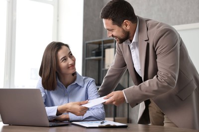 Pracownicy dostaną 1000 zł dodatku. Kto tym razem? Czy to wyrówna istniejące dysproporcje i uspokoi nastroje?