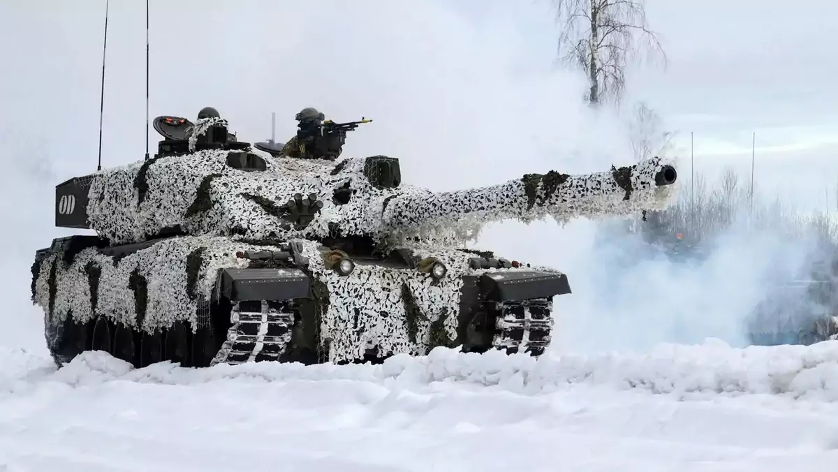 Czołg Challenger 2 w zimowym kamuflażu. Za kilka miesięcy podobne maskowanie otrzymają też pewnie ukraińskie maszyny