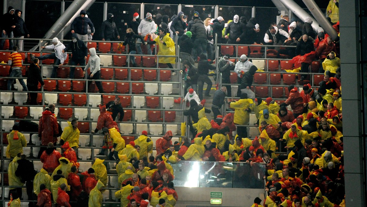 Zarzuty zakłócenia imprezy masowej i udziału w bójce usłyszało trzech pierwszych pseudokibiców zatrzymanych po niedzielnej zadymie na stadionie Legii w Warszawie. Sąd skazał ich na osiem miesięcy prac społecznych, po 20 godzin miesięcznie. Mają też 2-letnie zakazy stadionowe. Wkrótce zapadną kolejne wyroki.