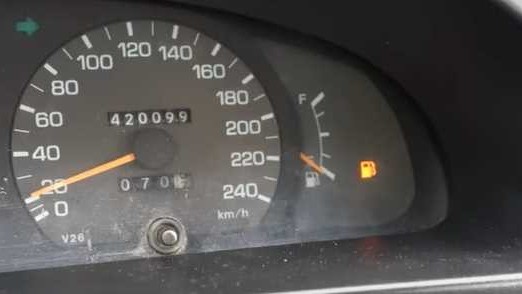 V nádrži málo paliva, na prístrojovej doske sa rozsvieti kontrolka paliva. Má podobu palivového čerpadla alebo LED diódy v blízkosti ikony čerpadla. 